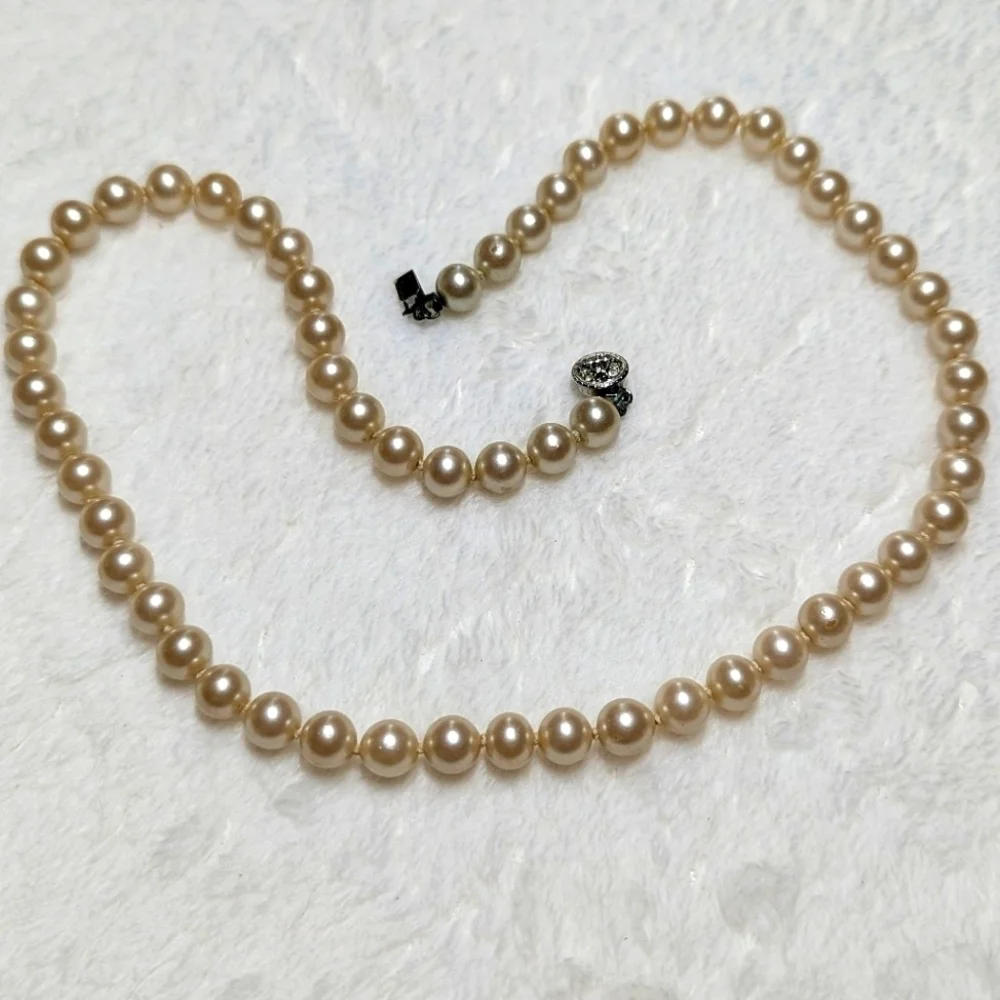 Elegant Vintage Creamy FauxPearl Necklace With Rhinestone Clasp - Picture 2 of 7